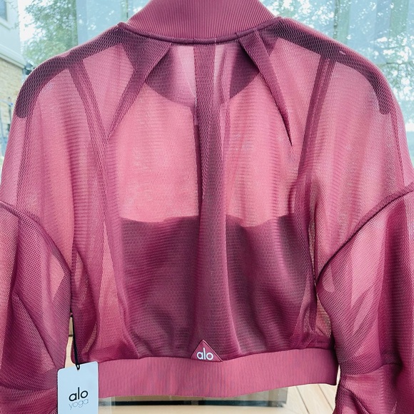 New with tags 
Alo Yoga
Field Crop Top | Jacket 
Color: Rosewood 
Size: XS - Picture 11 of 16